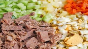 Салат Оливье новогодний