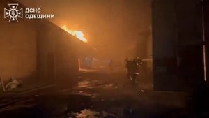 Горящие склады в Одесской области после ночных ударов _Гераней_..mp4