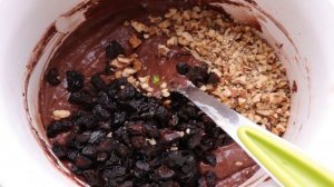 Пирог с черносливом и грецкими орехами