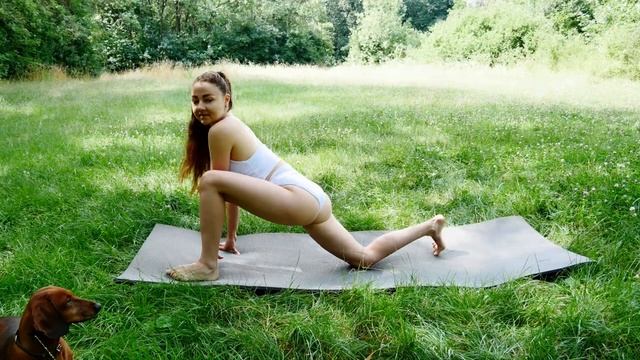 Размяла киску на улице. 18+. Эротика