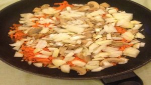 Салат Обжорка с мясом и грибами