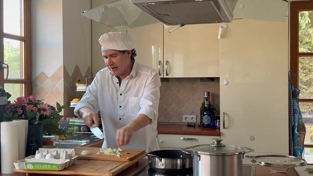 Сегодня утром обнаружен странный Повар...настоятельно готовил нам завтрак.Интерессно что люди скажут