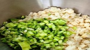 Салат из цветной капусты с помидорами и огурцами