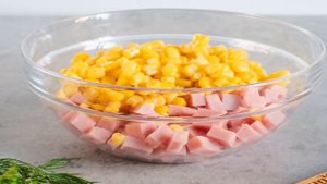 Салат с ветчиной, яйцом и кукурузой