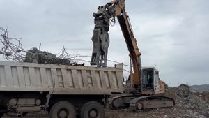 Демонтаж промышленного здания с помощью гидроножниц и гидромолота.