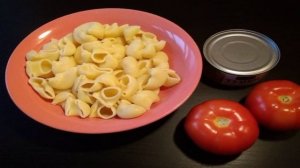 Салат с тунцом, макаронами и помидорами