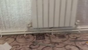 Продолжаю дальше делать пластиковое отопление . Монтирую радиаторы и паяю под ними трубы .
