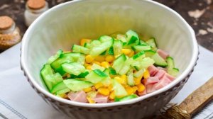 Салат с ветчиной, кукурузой и ананасом
