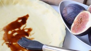 Пирог с инжиром и козьим сыром