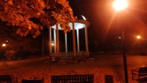 Одинокая беседка ночью, в городском парке Тулы.
