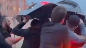 Борзый армянин уезжает в багажнике Мерса