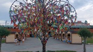 Кремль в Йошкар-Оле и маназин рядом