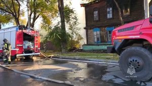 В Благовещенске огнеборцы МЧС России тушат 2-этажный дом