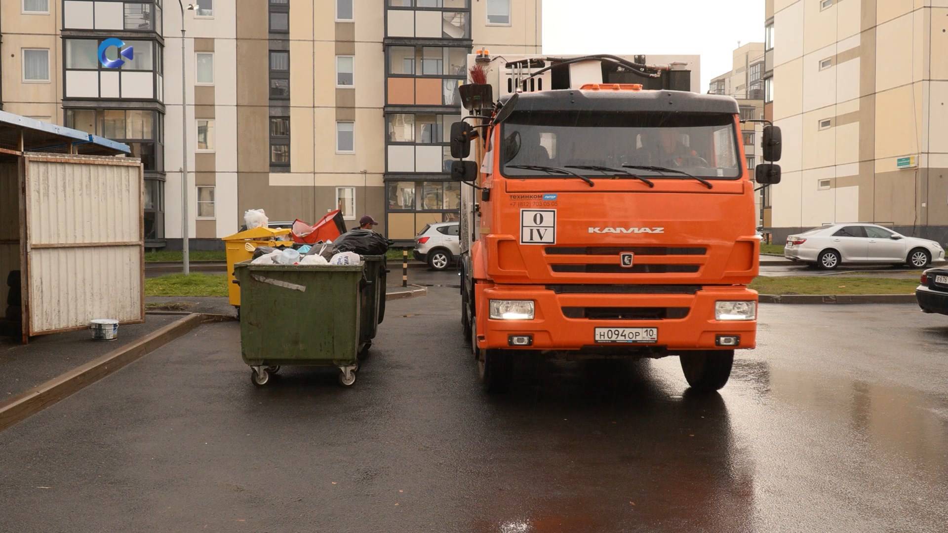 В Петрозаводске на линию вышли пять новых современных мусоровозов