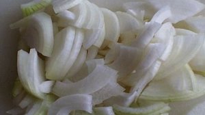 Салат из фасоли и сухариков