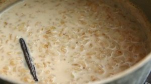 Пудинг из коричневого риса с клубникой