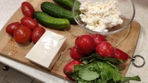 Салат с творогом и овощами