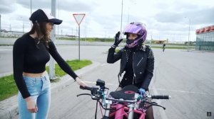 Девушка и мотоцикл..
