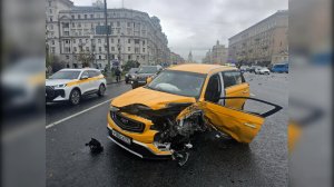 Машины всмятку: появились кадры аварии с участием четырех автомобилей в Москве