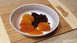 Салат из брокколи с курагой, изюмом и орехами