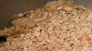 Овсяный десерт с шоколадом и орехами