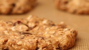 Овсяное печенье с шоколадом, вишней и орехами