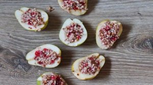 Пирог с грушей и брусникой