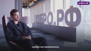 Хоккеист НХЛ Михаил Сергачёв помогает детям