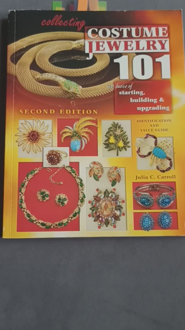 Обзор книги по винтажной бижутерии Collecting Costume Jewelry 101 от Julia C. Carroll, 2-е издание