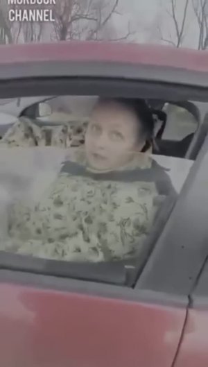 Агрессивная и истеричная неоязычница родовед яростно бычит на сотрудников ГАИ 🫡 с проклятиями 😱😠