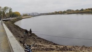 Рыбацкие места после сброса воды в реке