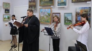 Выставка картин «Покров Пречистой над землёй Воронежской» открылась 13 октября в Молодежном центре.