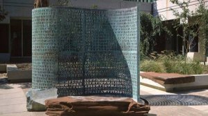 В ЦРУ стоят 4 плиты с непонятным текстом