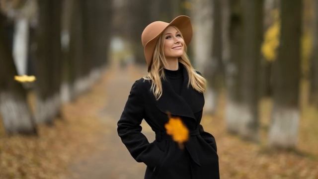 Нам осень о любви напоминает