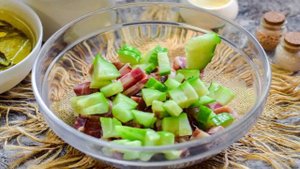 Салат с ветчиной и маслинами
