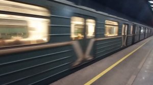 метросостав отходит от "беломорской"