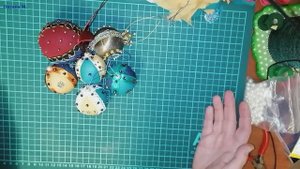 Новогодние шары из пенопластовых заготовок и ткани. Мастер-класс