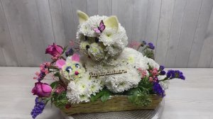 Кошка с мышкой из живых цветов