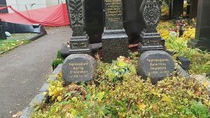 Новодевичье кладбище: могилы Аллы Баяновой, Сергея и Людмилы Касаткиных, И. Саввиной, Б. Ахмадулиной