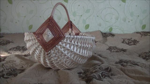 Плетение белорусской корзины из ивового прута