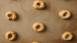 Печенье с вареньем и арахисом