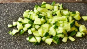 Салат с языком и сухариками