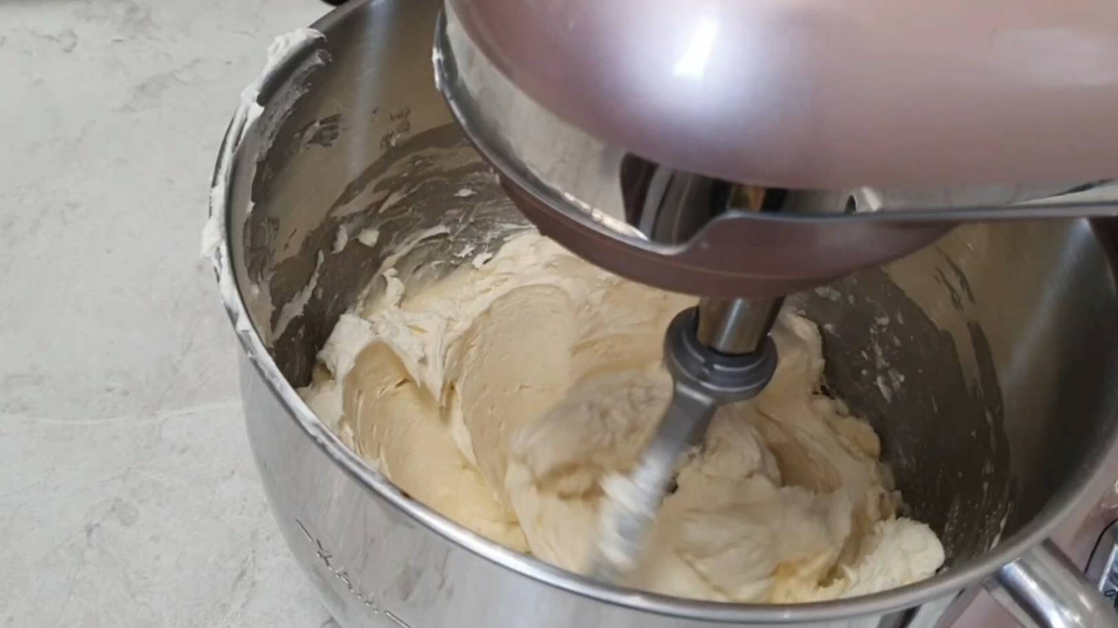Универсальный крем, который подходит практически ко всем десертам.🍦