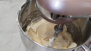 Универсальный крем, который подходит практически ко всем десертам.🍦