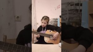 играю на гитаре