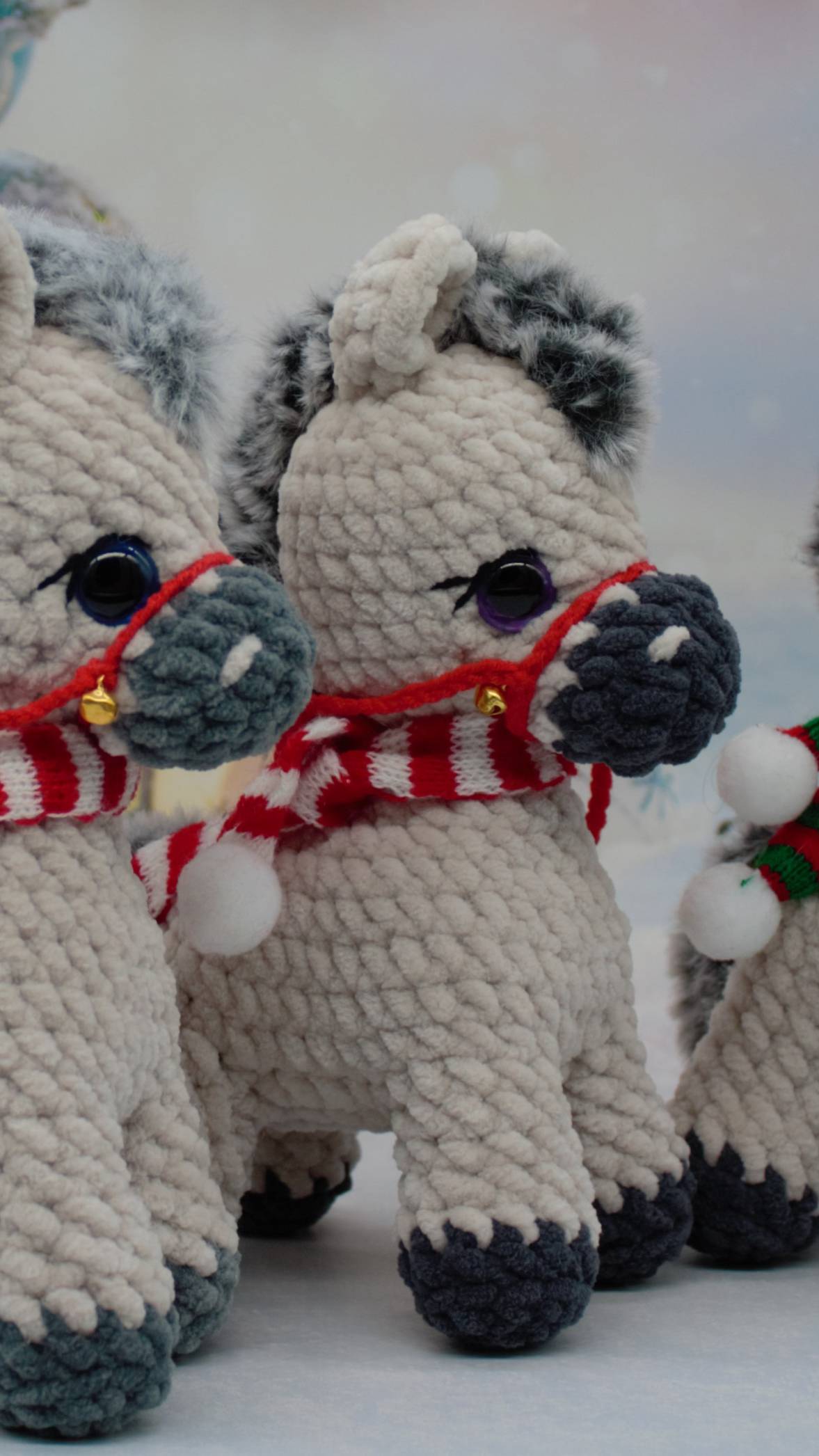 Лошадки из плюшевой пряжи на четырех ножках. смотреть онлайн