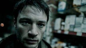 Тёмной холодной ночью.