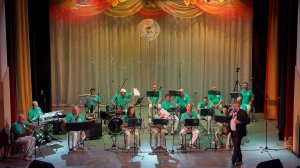 А эту песню первой исполнила джазовая и эстрадная певица Ирина Понаровская - бывшая солистка Мос