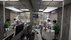 На консультации врач-гнатолог проводит диагностику и подбирает индивидуальное лечение