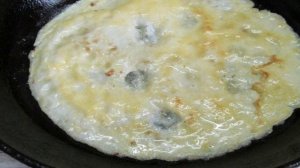 Салат с яичными блинчиками фунчозой и колбасой